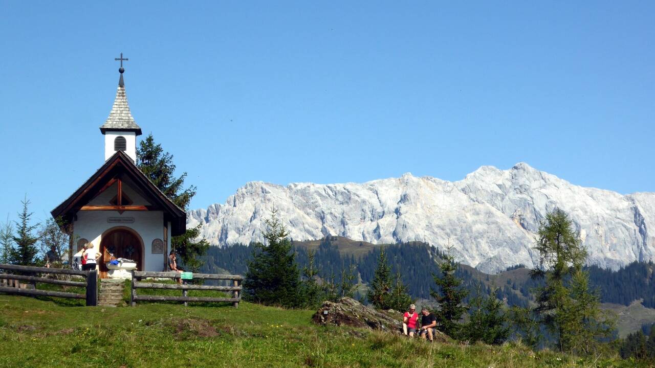 Die im Jahr 1999 erbaute Hirtenkapelle vor dem Steinernen Meer. HEUGL 