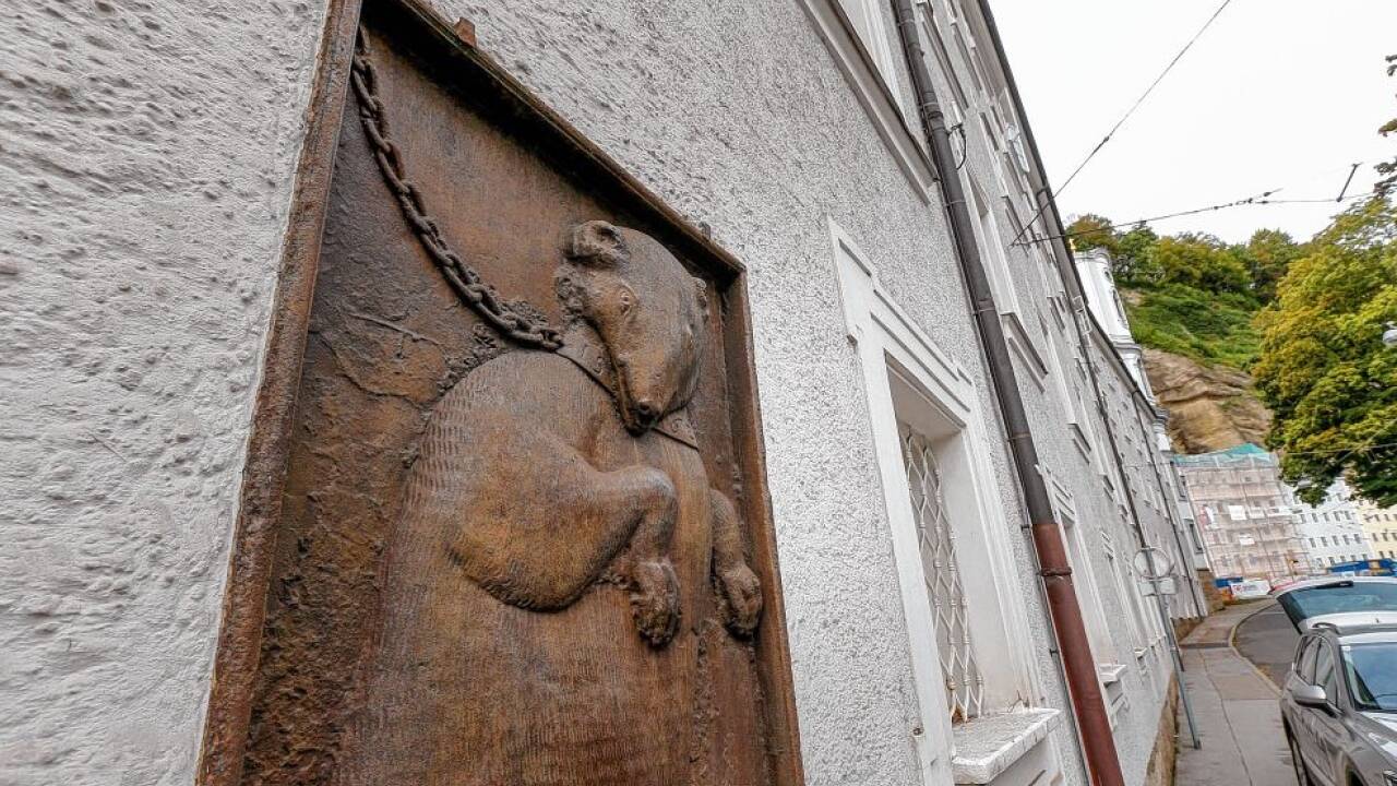 Blick auf das Bärenrelief Richtung Markuskirche (früher Ursulinenkirche).  