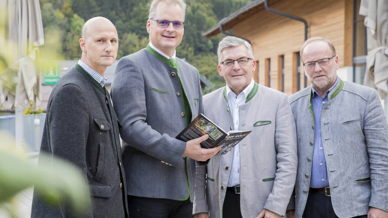 Bei der Vorstellung der Studie: Hubert Stock (Wolfsbeauftragter des Landes), Klaus Hackländer (Universität für Bodenkultur), Landesrat Josef Schwaiger und Silvester Gfrerer (Obmann Alm- und Bergbauernverein).  
