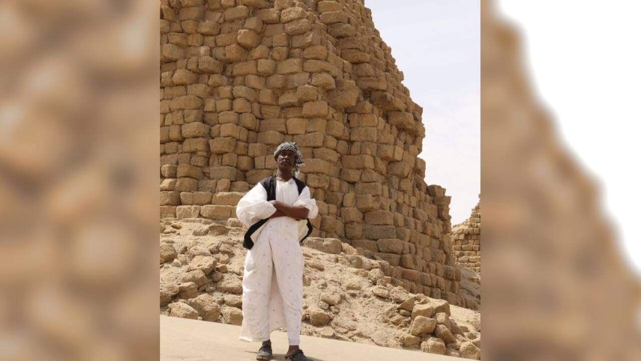 Jussif wacht stolz über „seine“ Pyramiden. 