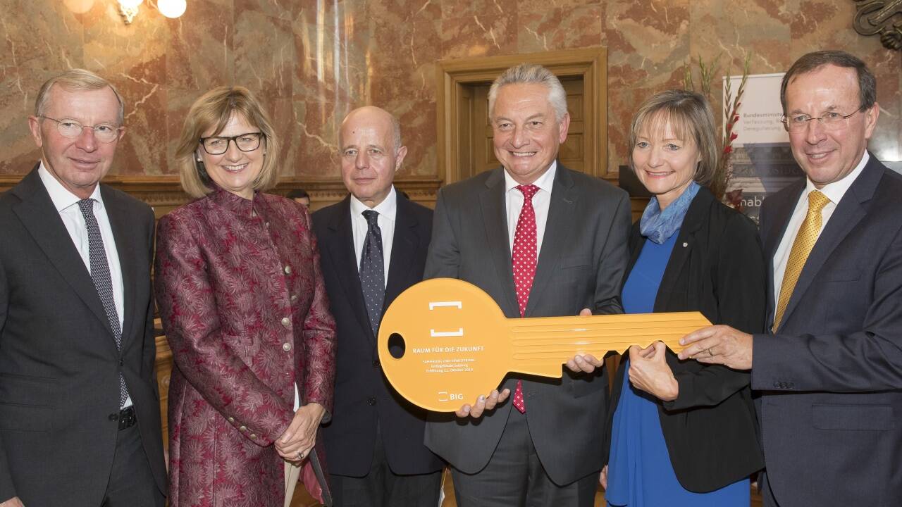 Schlüsselübergabe (von inks): LH Wilfried Haslauer, Bundesministerin Maria Patek, Vizekanzler und Bundesminister Clemens Jabloner, Hans Rathgeb (Präsident des Landesgerichts Salzburg), Katharina Lehmayer (Präsidentin des Oberlandesgerichts Linz) und BIG-Geschäftsführer Wolfgang Gleissner. 