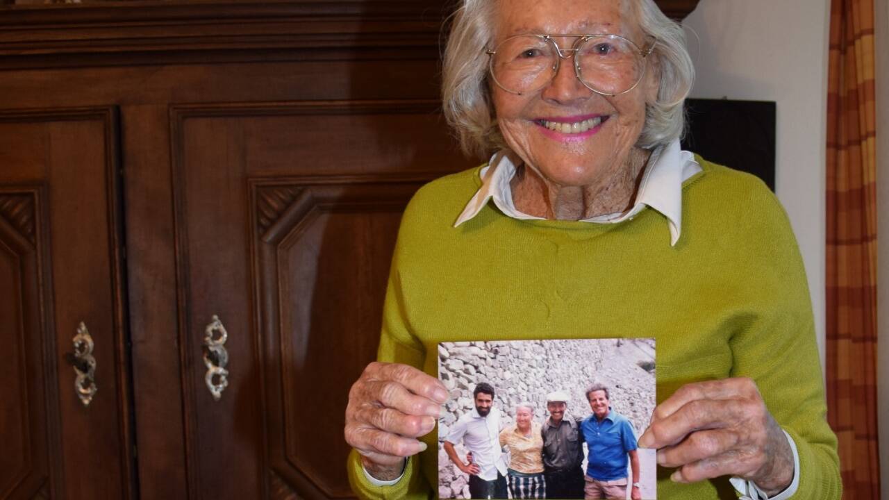 Maria Sernetz Dyhrenfurth kramt in alten Bildern und zahlreichen Erinnerungen. Sie zeigt ein Foto, auf dem sie neben dem berühmten Himalaja-Sherpa Tenzing Norgay zu sehen ist. Kürzlich hat Servus TV ein Porträt über sie ausgestrahlt.  