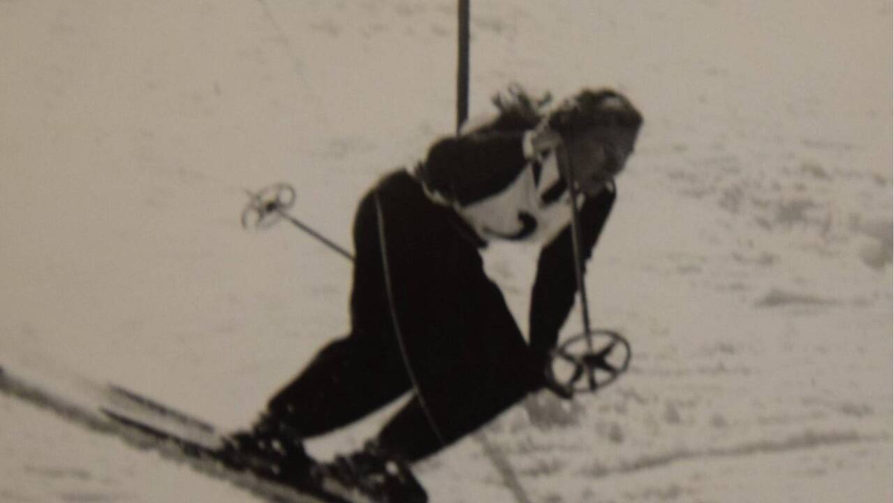 Als junge Frau beim Skifahren.  