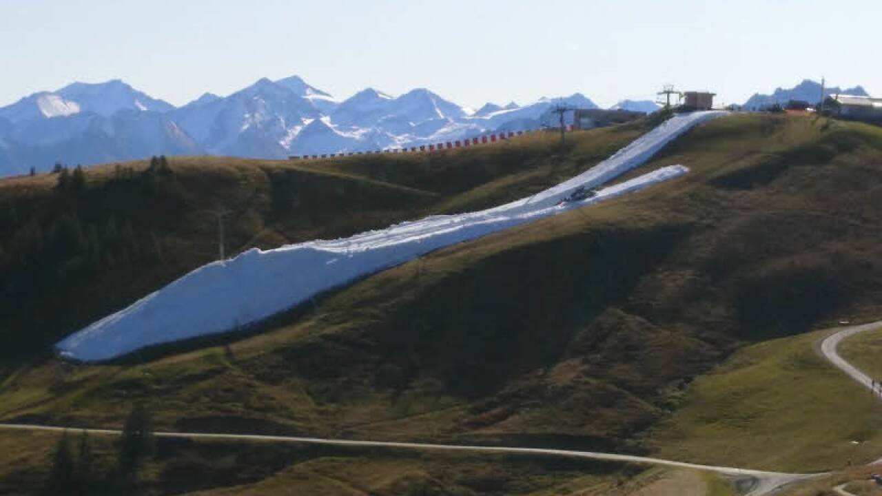 Das Schneeband in der Herbstlandschaft: Seit dem Wochenende breiten es Pistenraupen wieder aus. Kritiker erinnert die Szene Jahr für Jahr an die „Piefke-Saga“. 