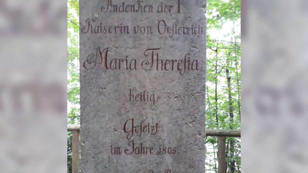 Die deutsche Inschrift auf der bergseitigen Seite des Obelisken.  