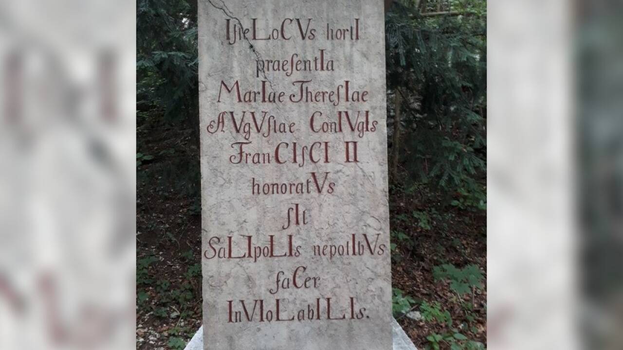 Die lateinische Inschrift auf der talseitigen Seite des Obelisken.  