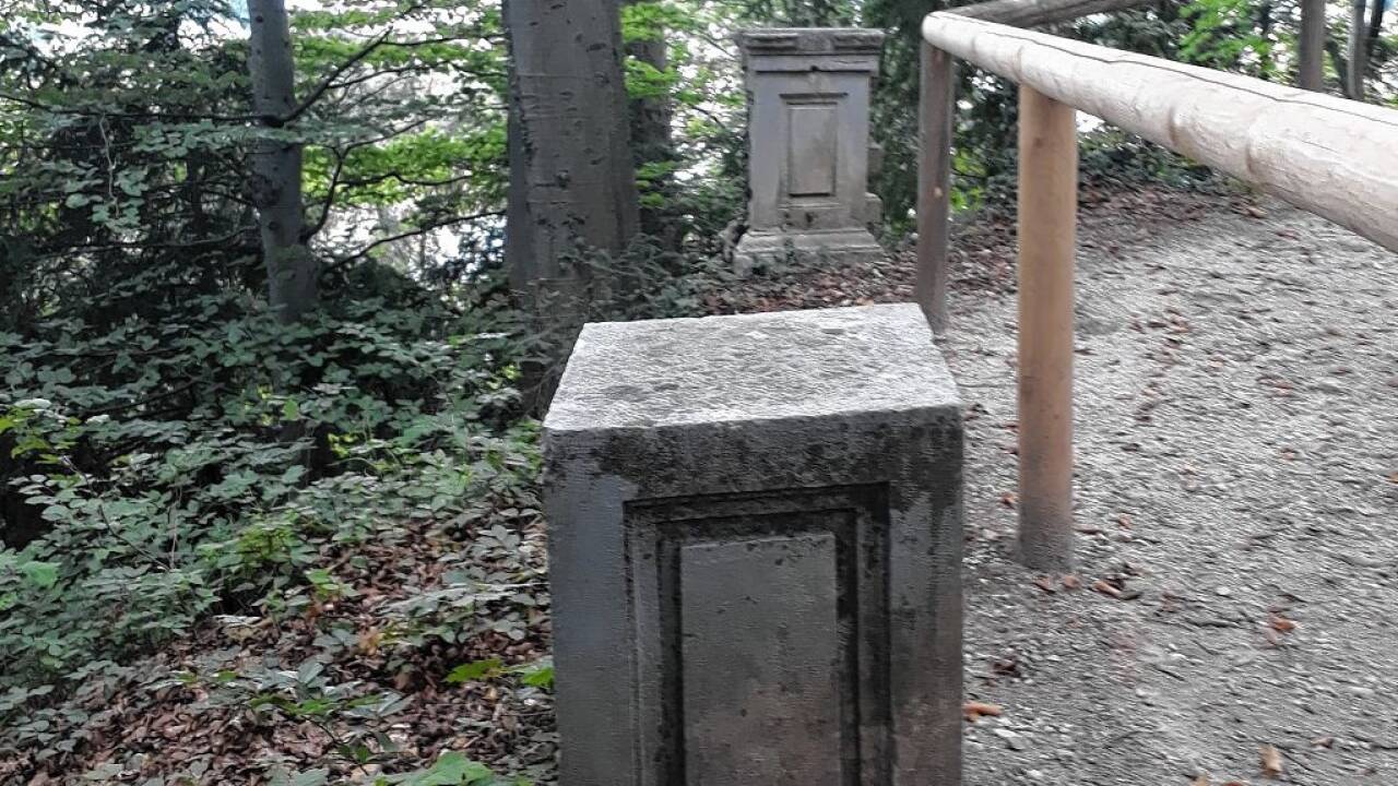 Auf dem Bürglstein stand einst eine Gloriette. Neben diesen Sockeln erinnern noch die Grundmauern daran.  