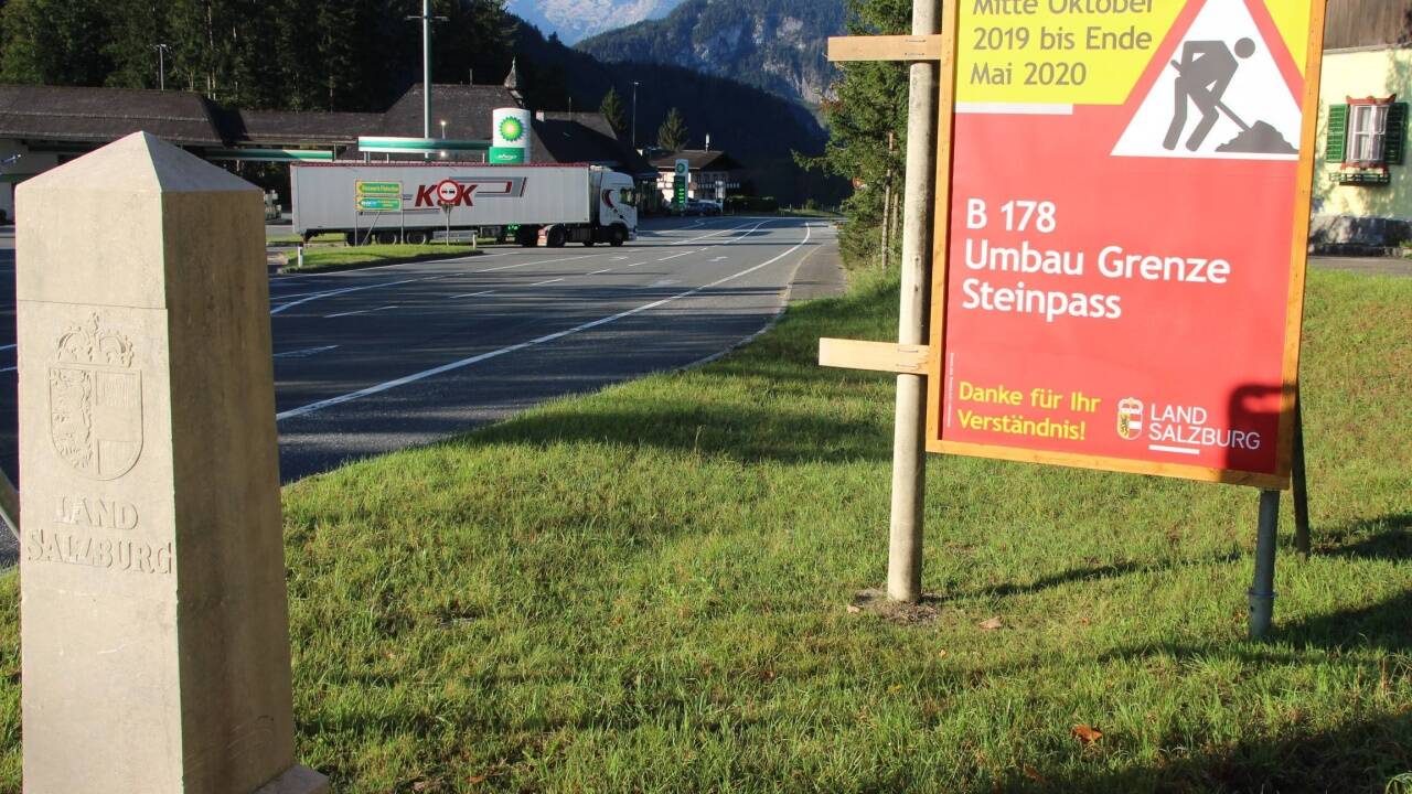Der Umbau der Loferer Straße (B 178) im Bereich Steinpass hat am Montag begonnen.  