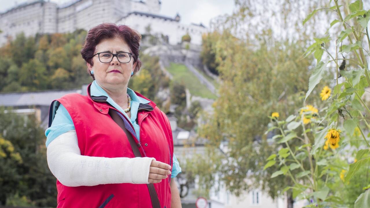 Ilse Weismayr wurde von einem Mann niedergestoßen und brach sich den Arm, als sie Koreaner durch die Stadt führte.  