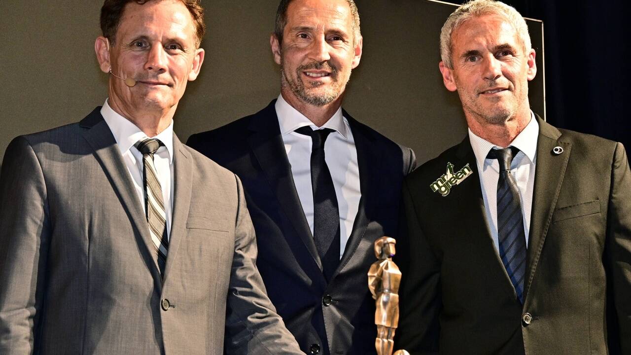 Bei der Bruno-Gala in Wien freute sich Adi Hütter (Mitte) noch mit Heribert Weber und Michael Konsel über den „Ehrenpreis der Saison“.  Bei der Bruno-Gala in Wien freute sich Adi Hütter (Mitte) noch mit Heribert Weber und Michael Konsel über den „Ehrenpreis der Saison“.