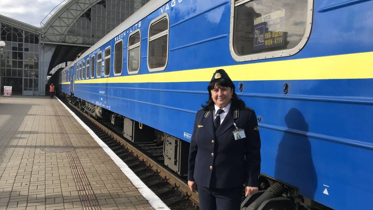 Ankunft in Lemberg: Schaffnerin Lena betreut die Zuggäste zwischen Wien und Kiew.   Ankunft in Lemberg: Schaffnerin Lena betreut die Zuggäste zwischen Wien und Kiew.