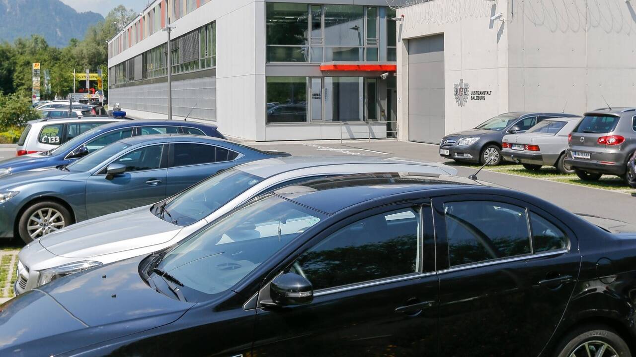 Seit mehreren Jahren ist die Parkplatzsituation vor der Justizanstalt Salzburg am Standort Puch-Urstein sehr prekär.  Seit mehreren Jahren ist die Parkplatzsituation vor der Justizanstalt Salzburg am Standort Puch-Urstein sehr prekär.