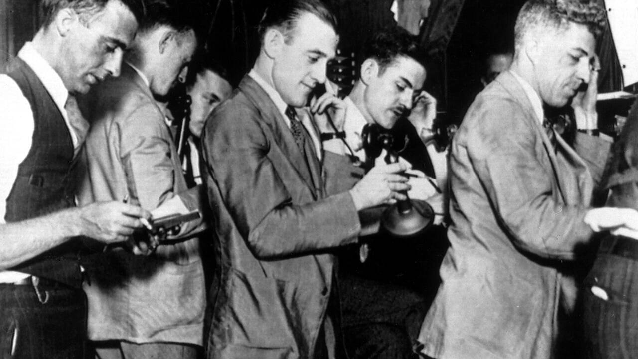 Broker am „Schwarzen Freitag“ 1929 in der New Yorker Börse: Innerhalb weniger Tage verloren Millionen Amerikaner ihr Vermögen, die Panik griff weltweit auf die Börsenplätze über. 