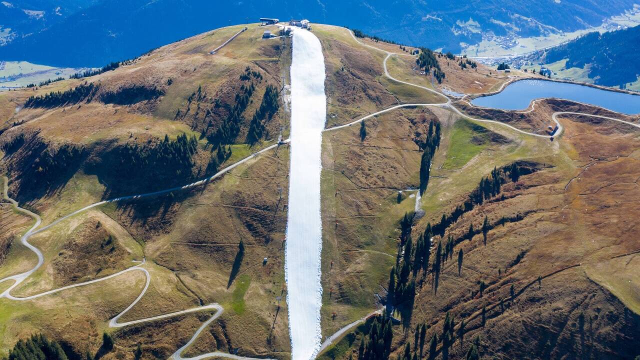 Der frühe Saisonstart für Skifahrer am Samstag, 19. Oktober 2019, auf der Resterhöhe in Mittersill (Pinzgau) sorgt für Diskussionen. Auf der eigentlich noch grünen Piste wurde konservierter Schnee vom vergangenen Winter bandförmig aufgetragen. Im Bild eine Luftaufnahme am Freitag, 18. Oktober 2019. 