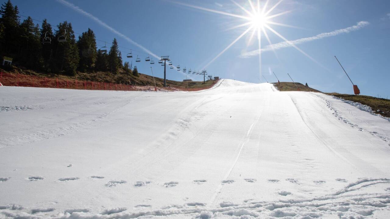 Der frühe Saisonstart für Skifahrer am Samstag, 19. Oktober 2019, auf der Resterhöhe in Mittersill (Pinzgau) sorgt für Diskussionen. Auf der eigentlich noch grünen Piste wurde konservierter Schnee vom vergangenen Winter bandförmig aufgetragen.  