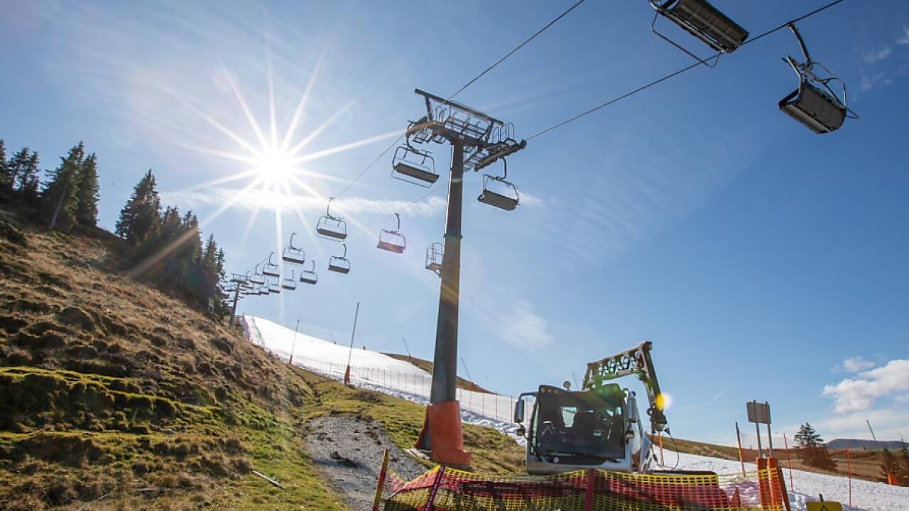 Startklar: Die Piste und der Sessellift. 