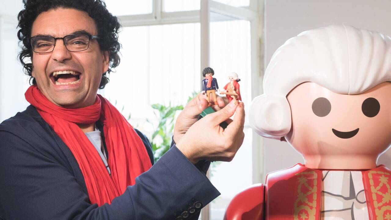 Ein helle Freude mit seinen neuen kleinen Freunden hat Rolando Villazon.  