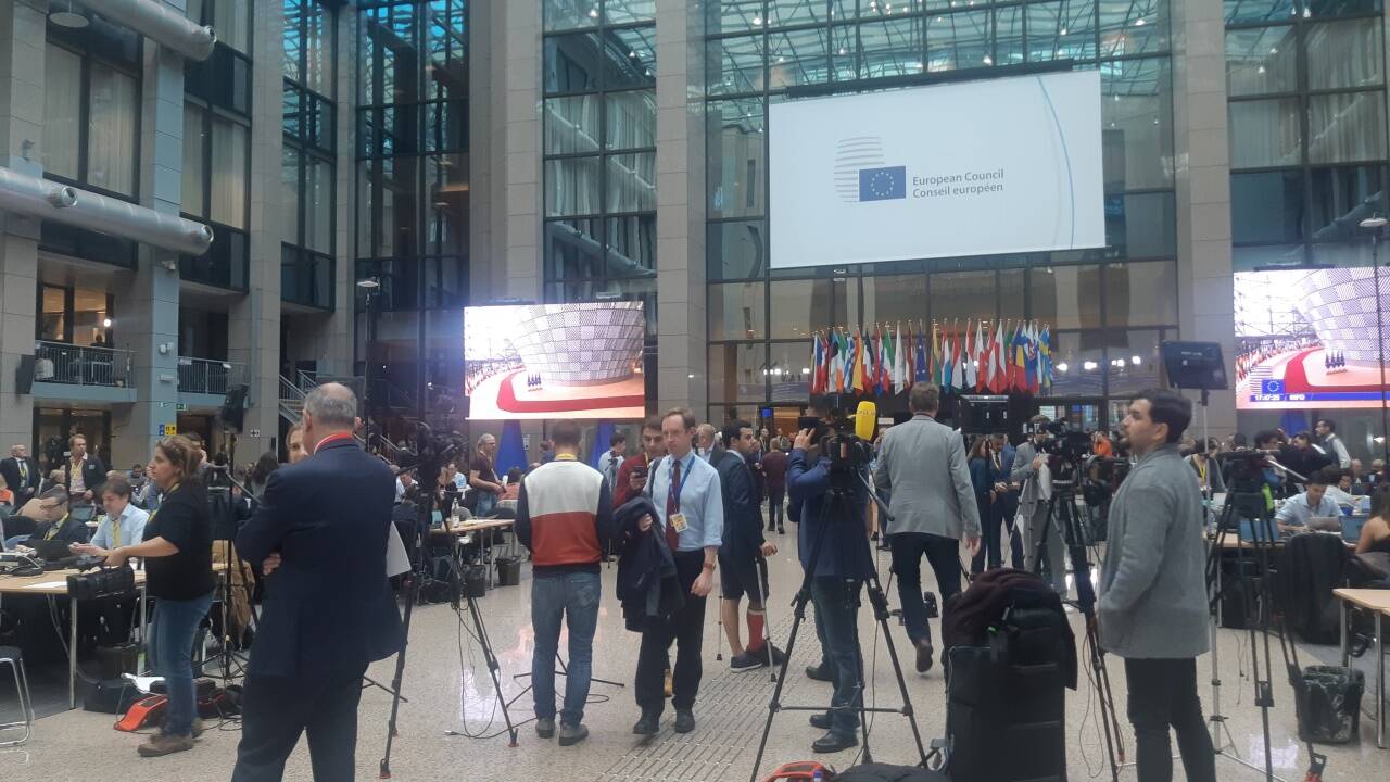 Im Pressesaal herrscht munteres Treiben. Warten ist die größte Tugend. 