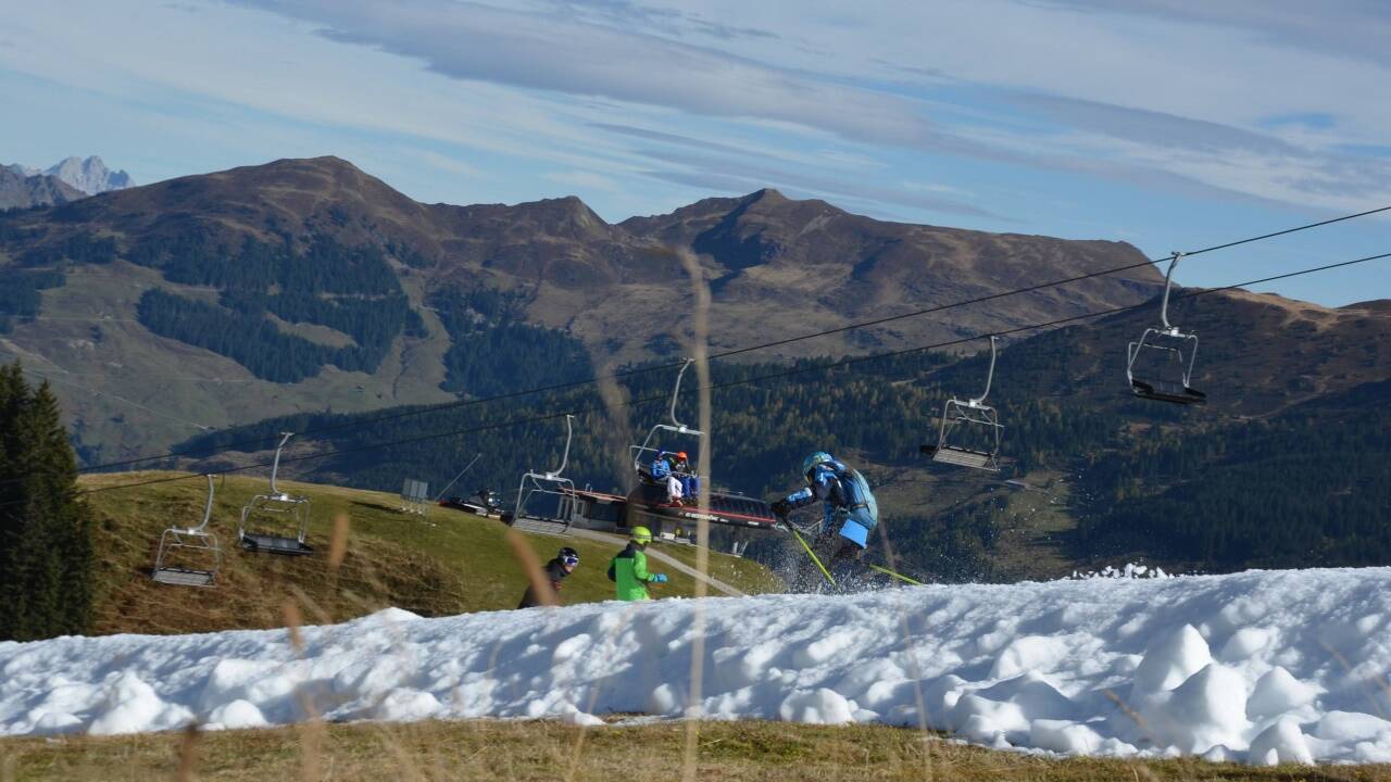 Der „Pistenspaß“ auf rund 800 Meter Länge hat für Nicht-Saisonkartenbesitzer seinen Preis: Die Tageskarte kostet für Erwachsene 40 Euro. Jugendliche zahlen 20, Kinder 10 Euro. 