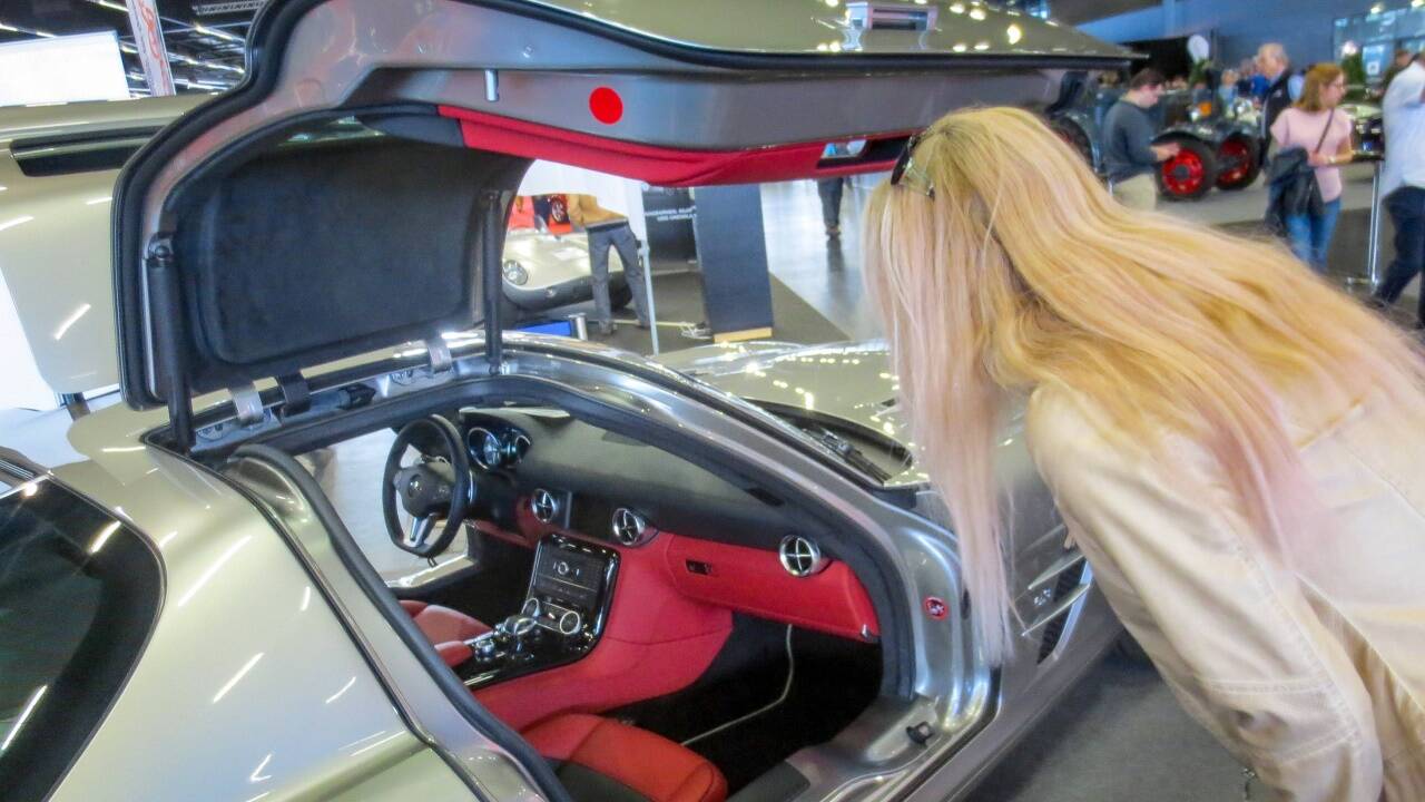 Faszinierter Blick in ein Cockpit auf der Classic Expo.  