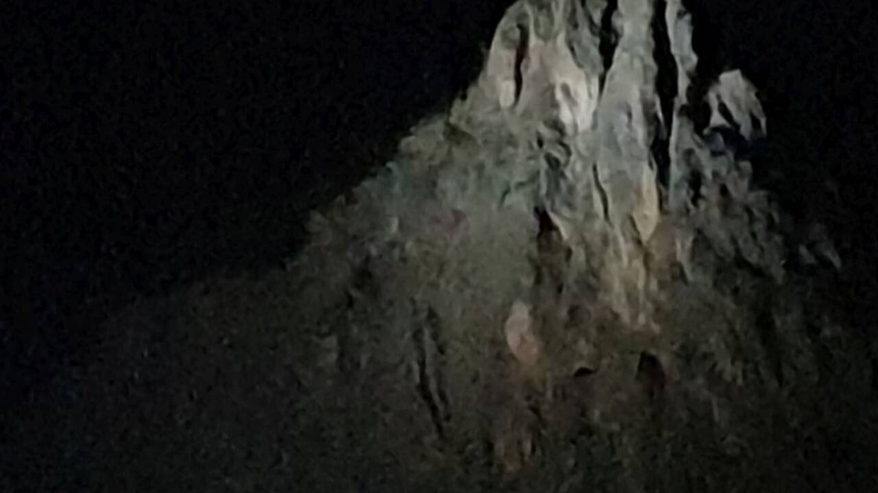 Die Alpawand im Gemeindegebiet von Unken – beleuchtet mit einem Suchscheinwerfer.  