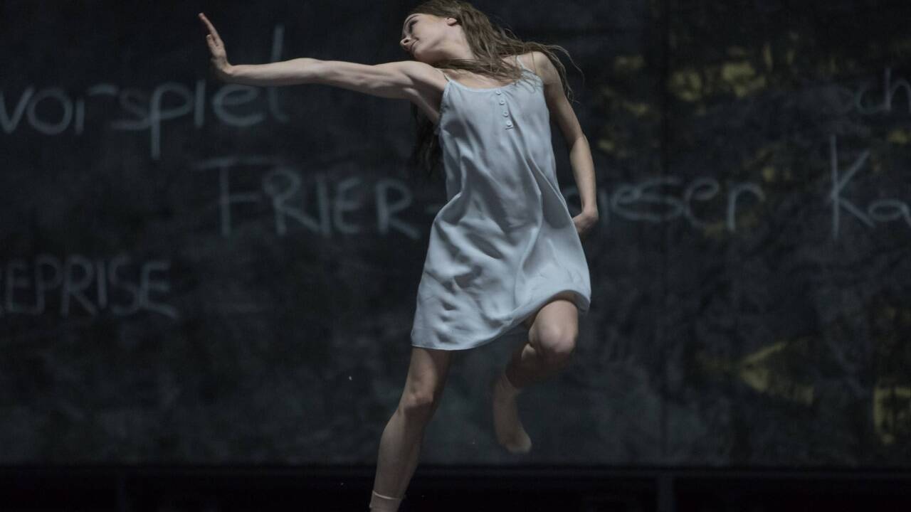 Emma Antrobus tanzt die Titelfigur 