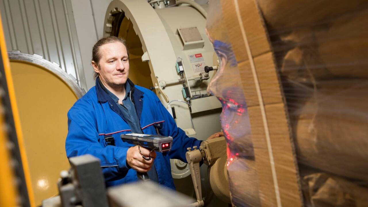 Bei der Arbeit an einer der beiden CO2-Druckentwesungskammern. Sie werden zur Haltbarmachung der Bio-Rohstoffe eingesetzt.  