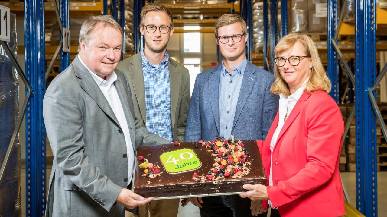 40 Jahre Bio-Nahrungsmittel: Das Ehepaar Christian und Petra Winzer mit den Söhnen Christoph (2. v. l.) und Stephan (2. v. r.). 
