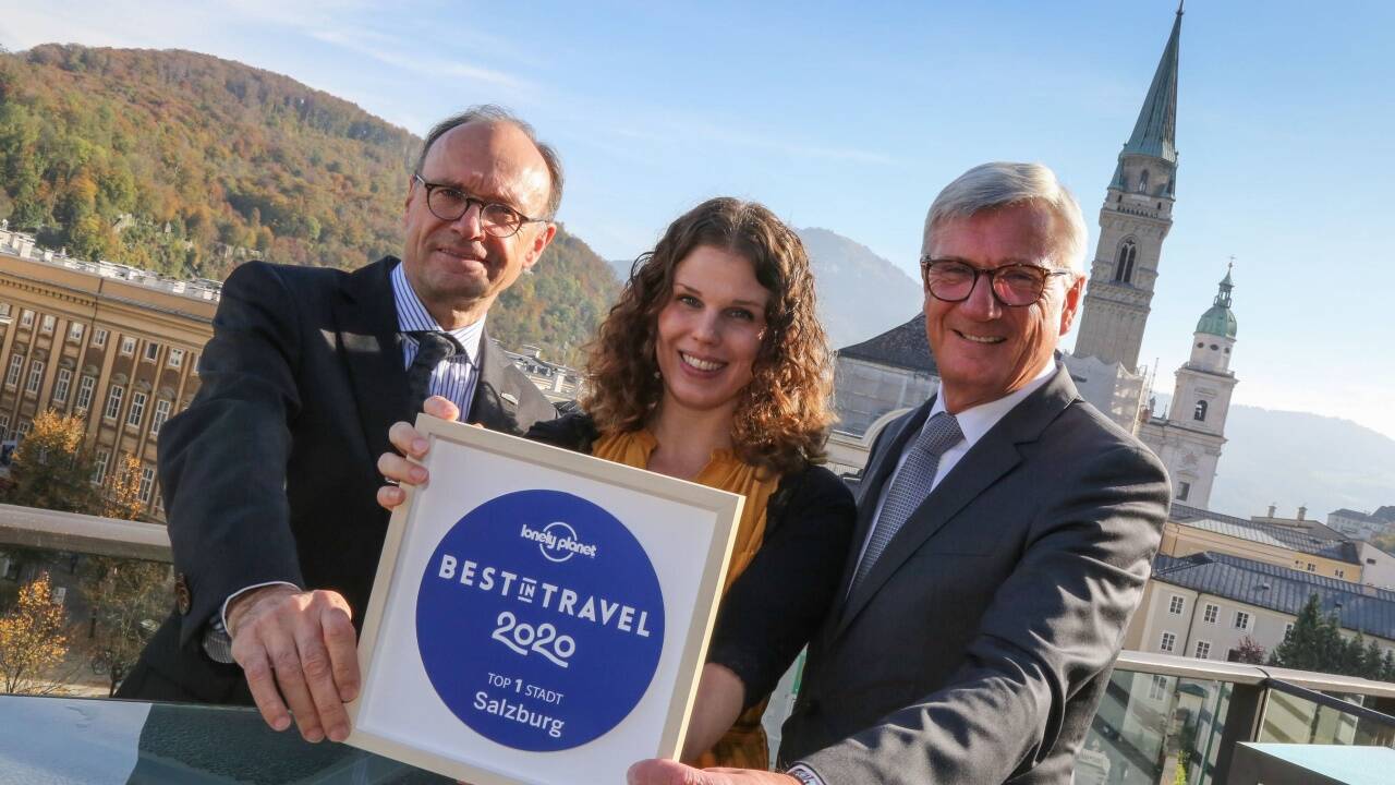 Präsentierten stolz die Auszeichnung: TSG-Chef Bert Brugger, Becky Henderson (Lonely Planet) und Bürgermeister Harald Preuner. 