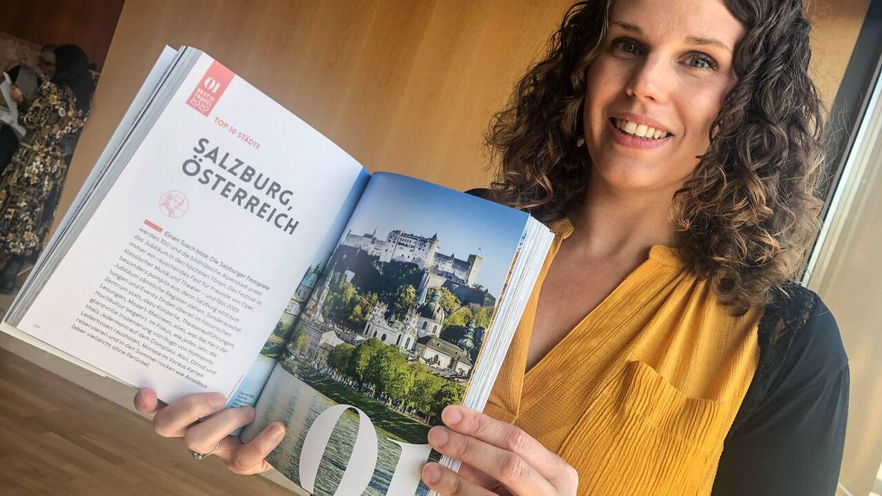 Lonely Planet-Vertreterin Becky Henderson präsentiert den Salzburg-Beitrag im „Best in Travel 2020“-Guide.  