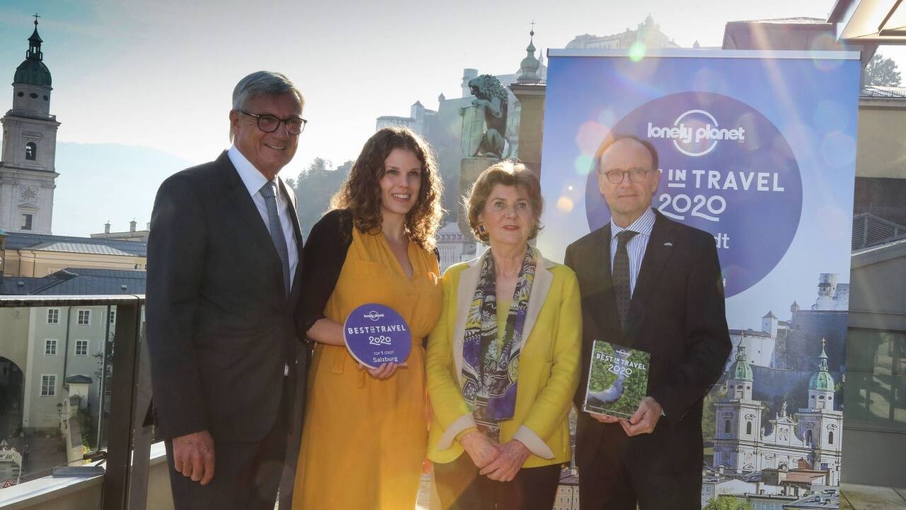 Bürgermeister Harald Preuner, Becky Henderson (Lonely Planet), Festspielpräsidentin Helga Rabl-Stadler und TSG-Chef Bert Brugger. 