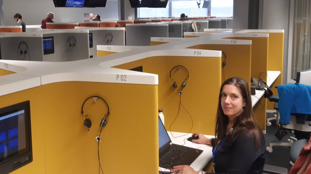 SN-Europakorrespondentin Sylvia Wörgetter in der Straßburger Arbeitskoje. 