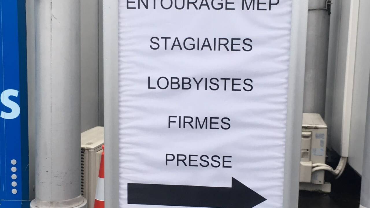 Sicherheitskontrolle: Entourage der MEPs (Members of Parliament), Auszubildende, Lobbyisten, Firmen und letztlich: Presse. 