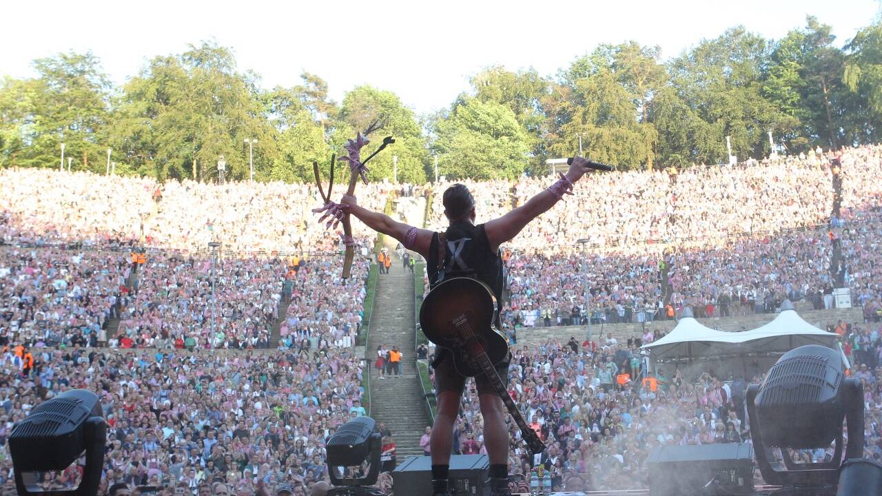 Andreas Gabalier auf der Bühne im Münchner Olympiastadion. 