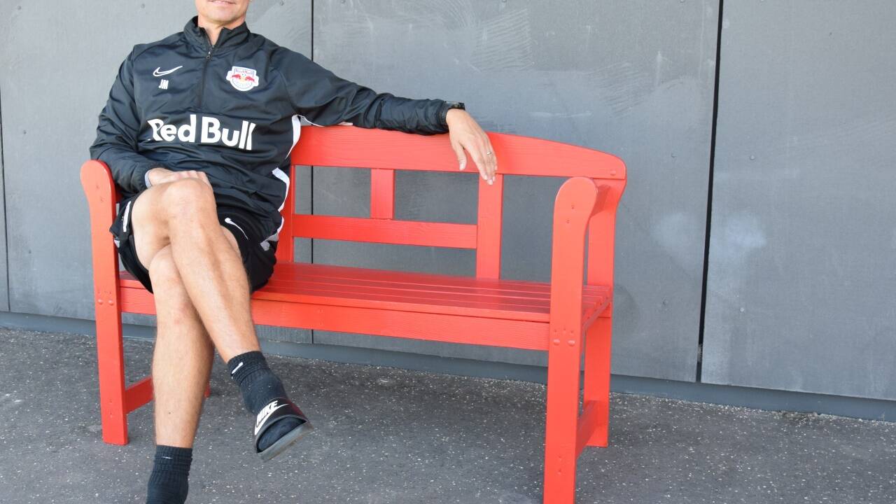 In Trainingsanzug und Badeschlapfen nimmt Jesse Marsch auf dem Roten Bankerl Platz. Bild: SAHA 