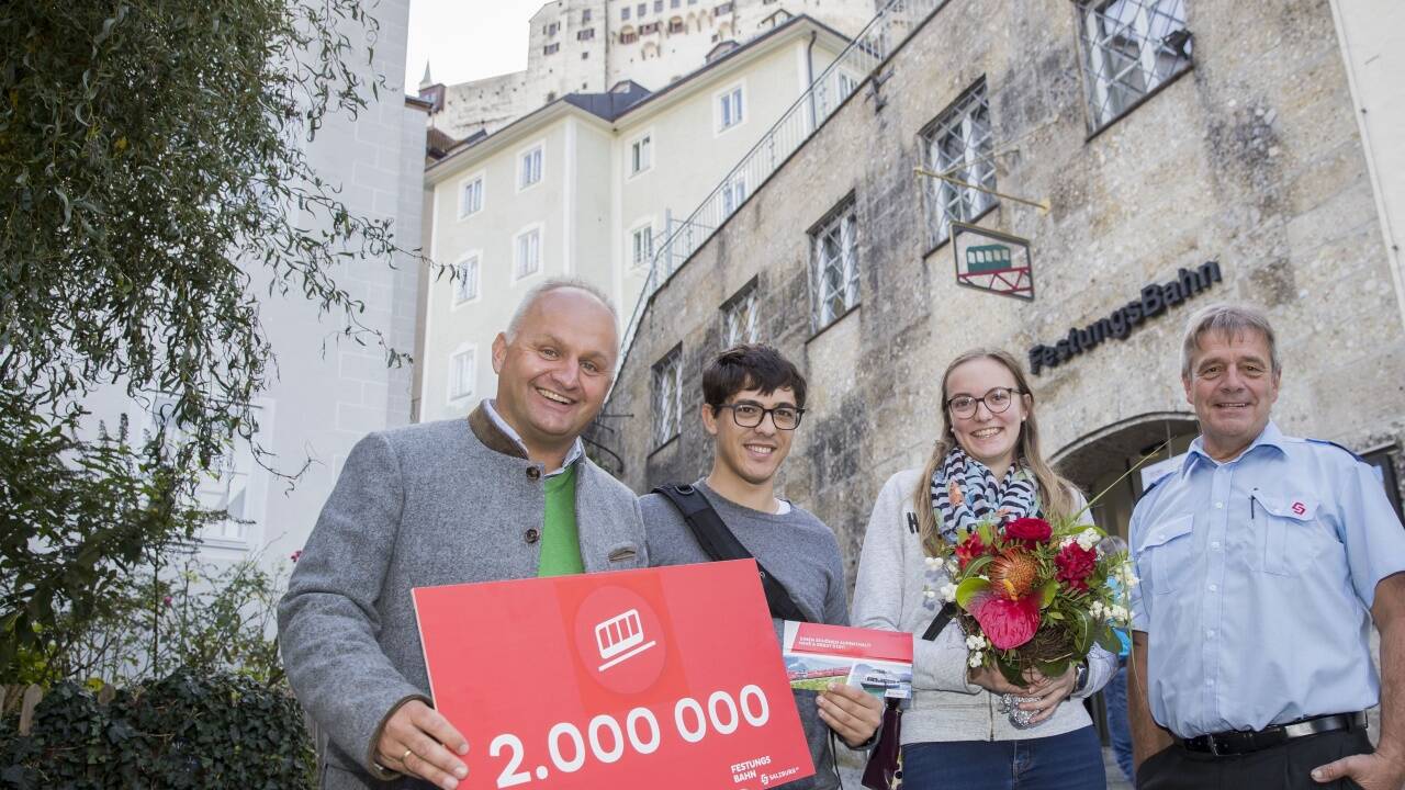 Kleine Geschenke für die Jubiläumsgäste: Christian Wörister überreichte Damien Vonlanthen und Julie Rouiller einen Blumenstrauß und Gutscheine. Rechts im Bild: Josef Füssl, Betriebsleiter FestungsBahn. 