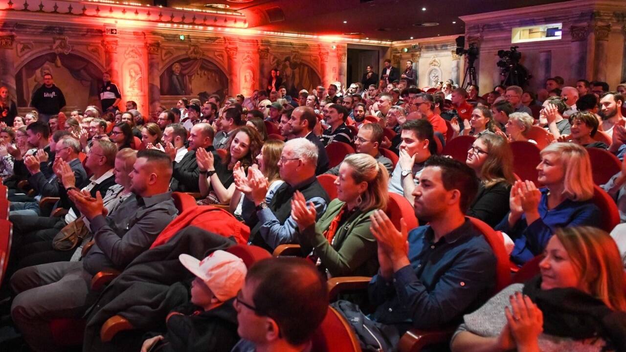 Das Mozartkino war in Rot getaucht.  