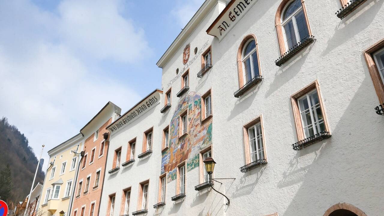 Hinter der malerischen Kulisse des Halleiner Rathauses spielt sich ein Machtkampf ab. 