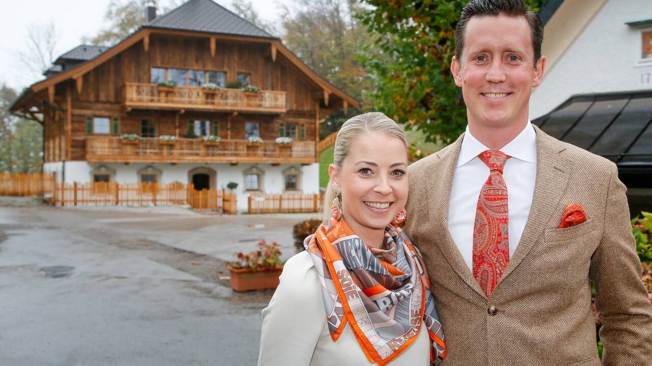 Brigitte und Johannes Moßhammer vor dem Plainstöckl. 