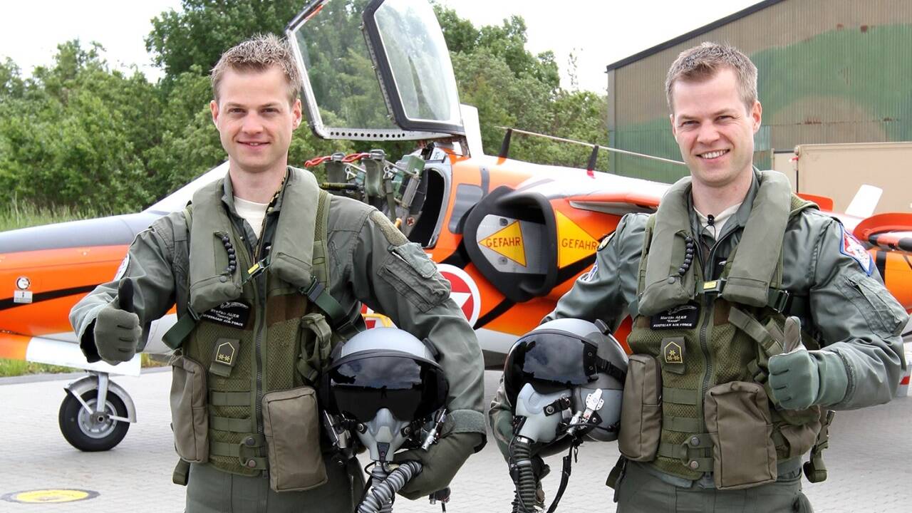 Zwischenzeitlich flog Martin Auer gemeinsam mit seinem Zwillingsbruder Stefan (l.) in der „Tiger“-Düsentrainerstaffel des Bundesheeres.   Zwischenzeitlich flog Martin Auer gemeinsam mit seinem Zwillingsbruder Stefan (l.) in der „Tiger“-Düsentrainerstaffel des Bundesheeres.