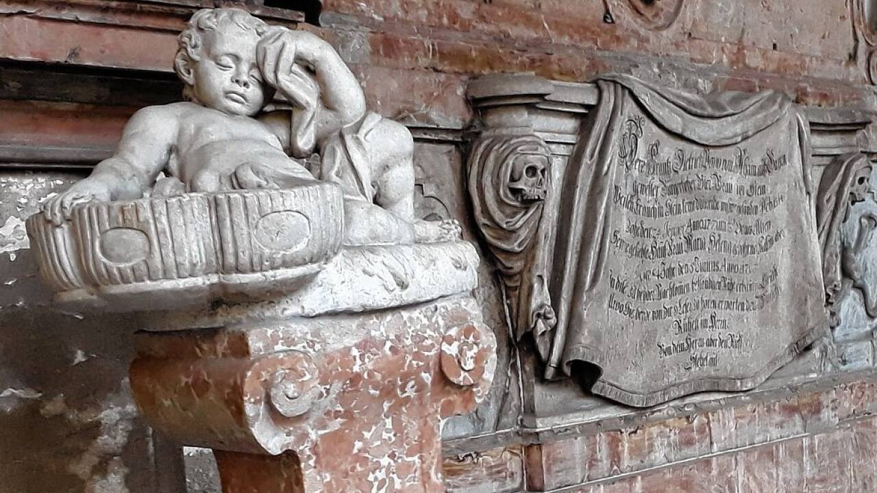 Der schlafende Putto bei der Arrigler’schen Familien-Grabstätte im Salzburger Sebastiansfriedhof.  