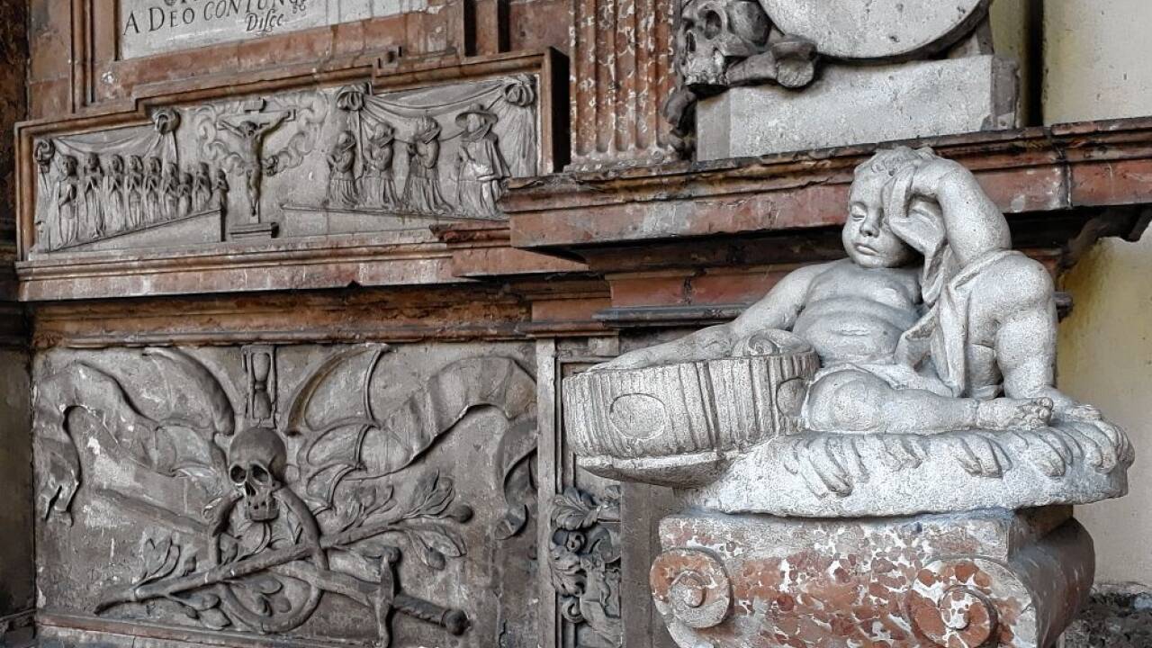 Der schlafende Putto bei der Arrigler’schen Familien-Grabstätte im Salzburger Sebastiansfriedhof.  