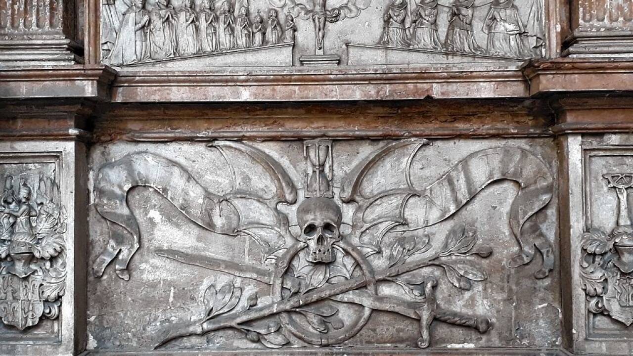  Imposantes Relief: Geflügelter Totenkopf mit aufgesetzter Stundenuhr.  
