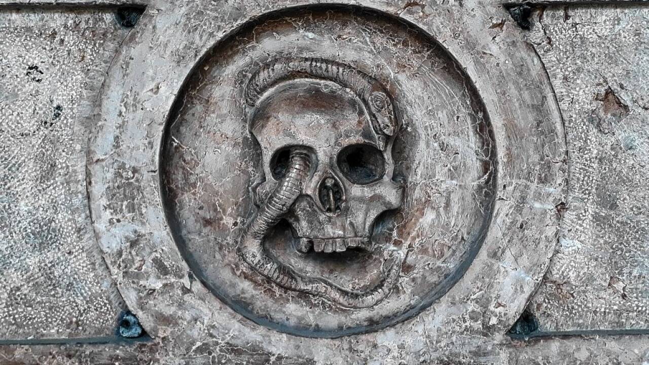 Der Tod tritt theatralisch auf.  