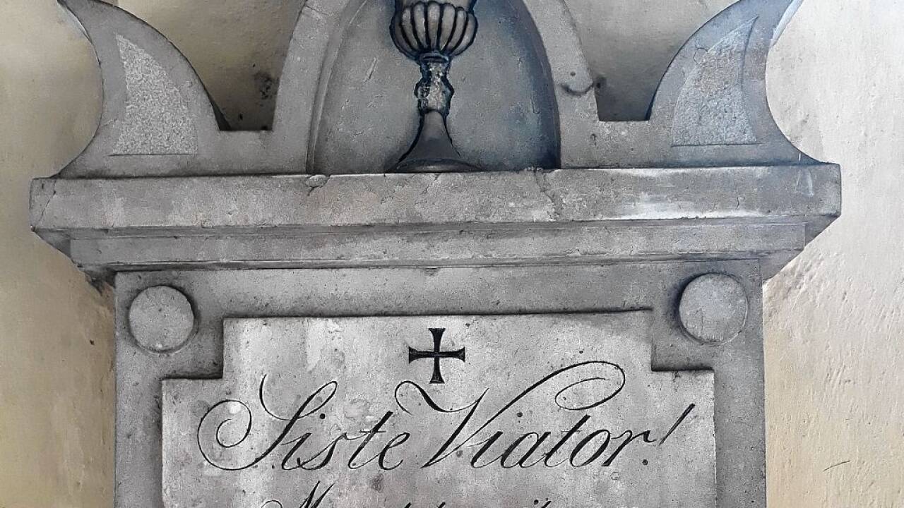 „Siste Viator“ (Halt inne, Wanderer!) leitet auf diesem Grabstein die Erinnerung an die Sterblichkeit ein.  