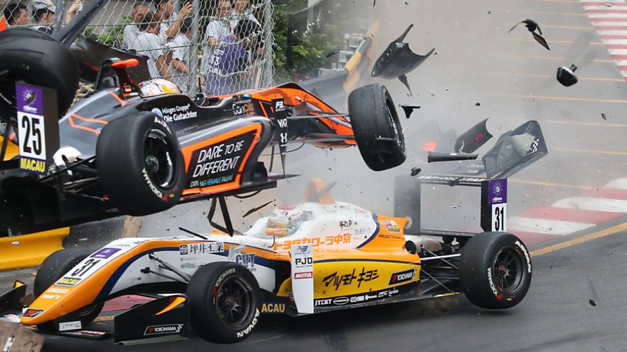 Der Moment des Abflugs bei Flörschs Unfall in Macao 2018. 