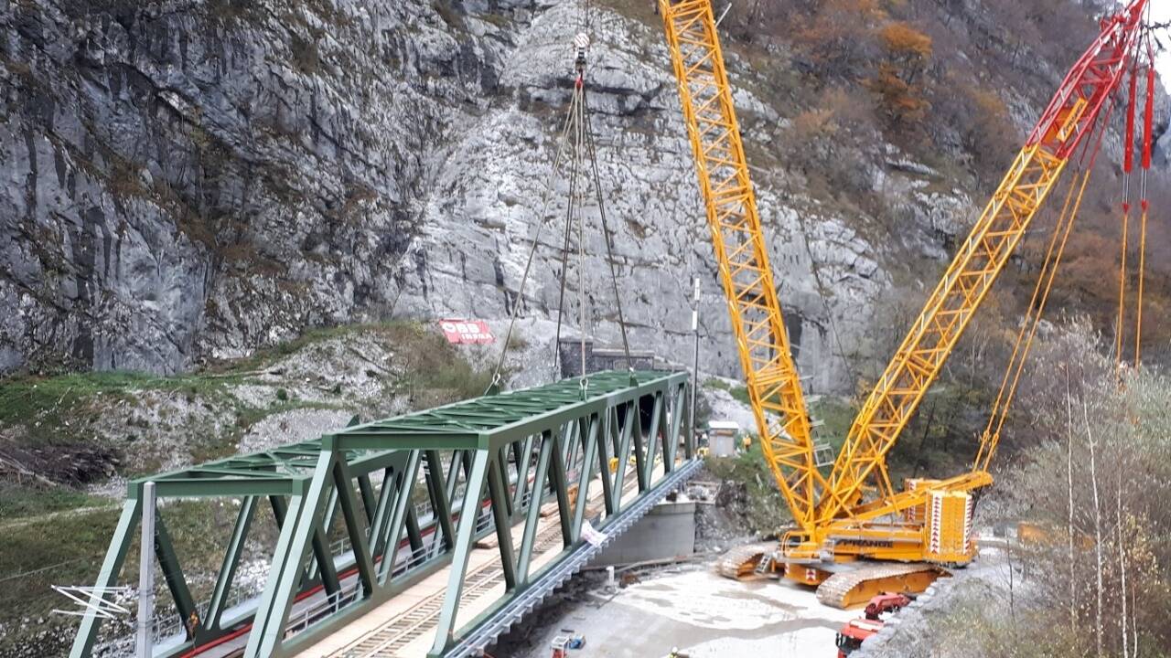Die zweite, 350 Tonnen schwere Brücke wurde mittels Spezialkran in millimetergenauer Arbeit eingehoben.  
