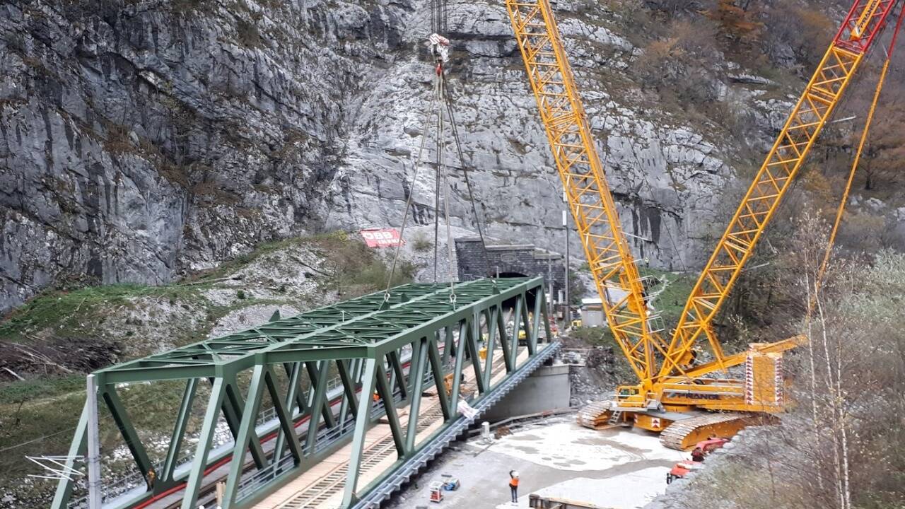Die zweite, 350 Tonnen schwere Brücke wurde mittels Spezialkran in millimetergenauer Arbeit eingehoben.  