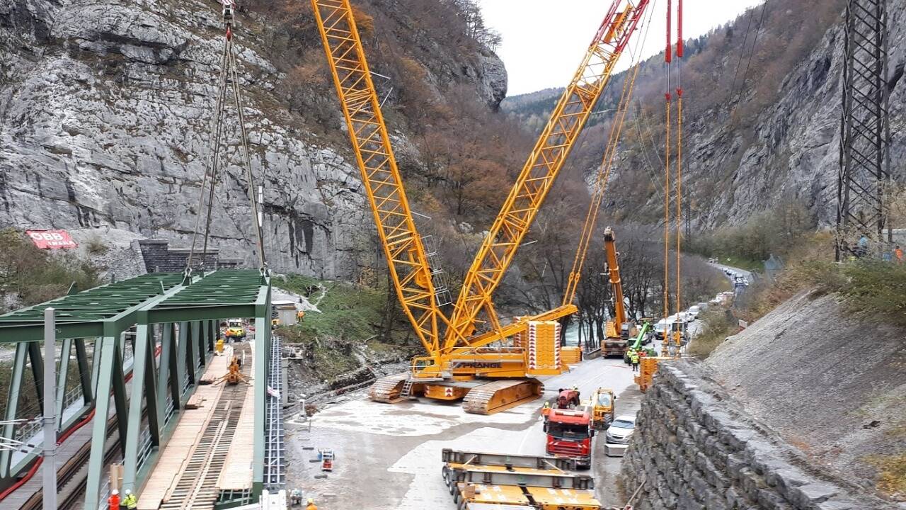 Die zweite, 350 Tonnen schwere Brücke wurde mittels Spezialkran in millimetergenauer Arbeit eingehoben.  