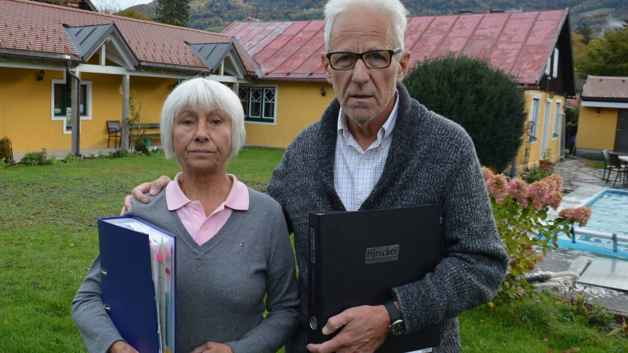 Josef und Cvijeta Hirscher vor ihrem Haus, das sie nun teilweise abreißen müssen. Auslöser der Causa war eine Anzeige ihrerseits wegen Lärmerregung durch den Nachbarn, einen Steinmetzbetrieb. Josef und Cvijeta Hirscher vor ihrem Haus, das sie nun teilweise abreißen müssen. Auslöser der Causa war eine Anzeige ihrerseits wegen Lärmerregung durch den Nachbarn, einen Steinmetzbetrieb.